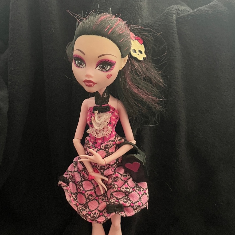 Vintage Monster High, Draculora G1, from Dot dead gorgeous also includes tiara